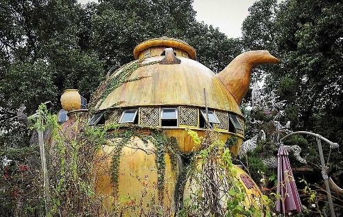 خانووێك لە شێوەی كتری چا